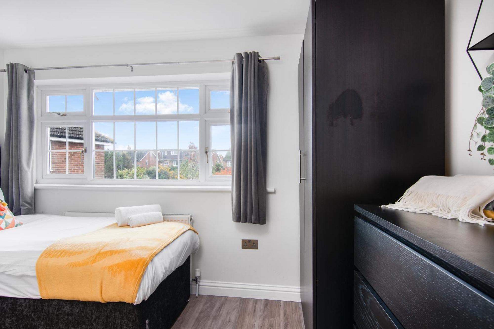 Onsitestays - Spacious 3 Bed House With Garden, Wifi & 4 Plus Parking Gravesend Exterior photo