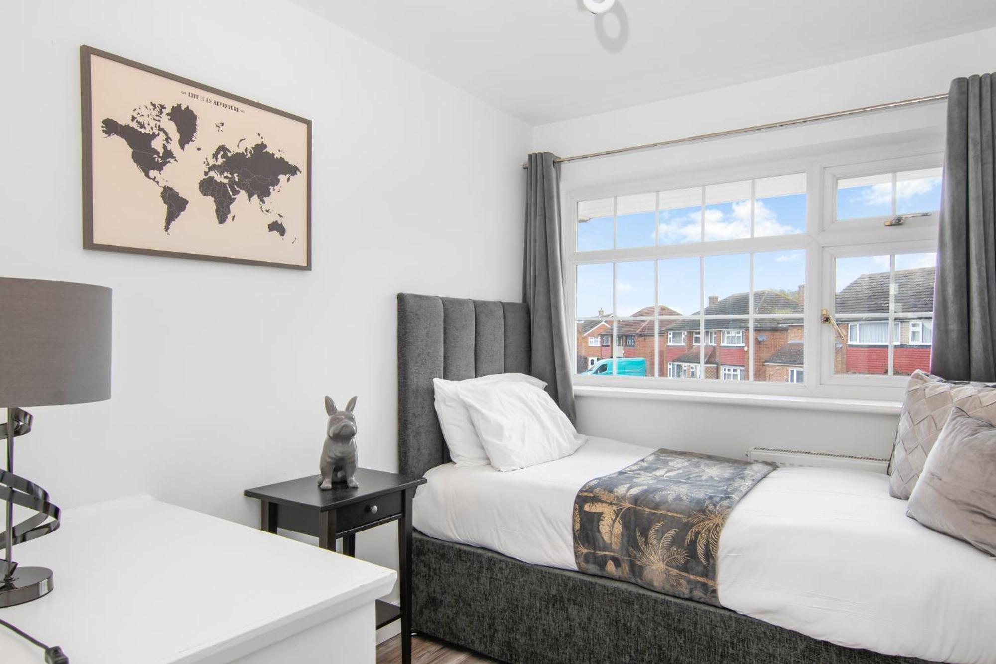 Onsitestays - Spacious 3 Bed House With Garden, Wifi & 4 Plus Parking Gravesend Exterior photo