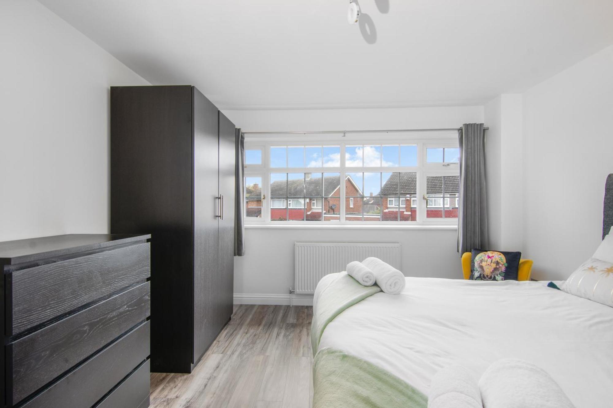 Onsitestays - Spacious 3 Bed House With Garden, Wifi & 4 Plus Parking Gravesend Exterior photo