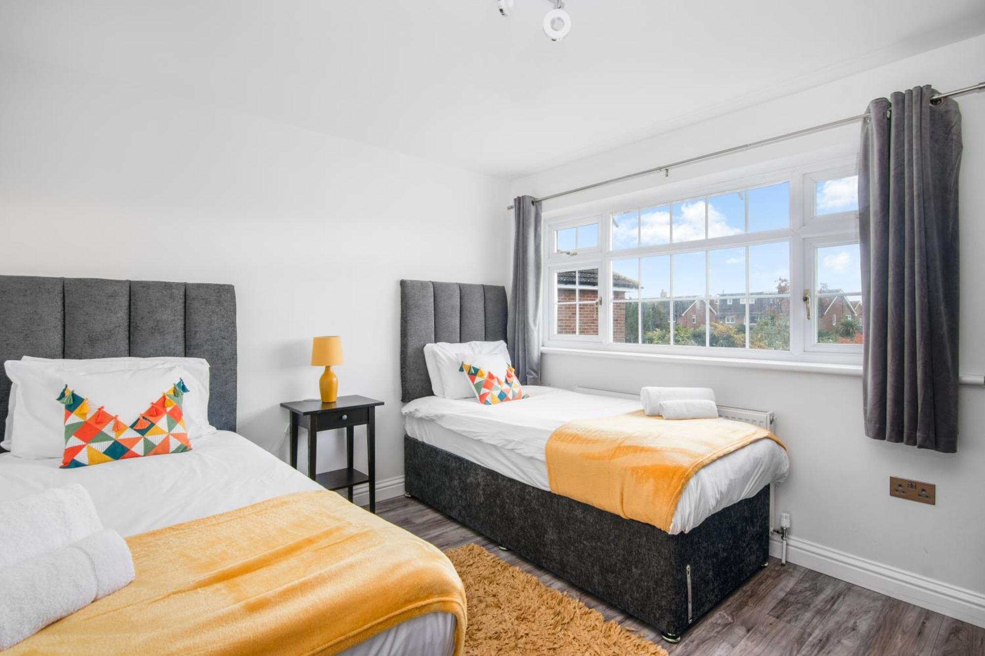 Onsitestays - Spacious 3 Bed House With Garden, Wifi & 4 Plus Parking Gravesend Exterior photo